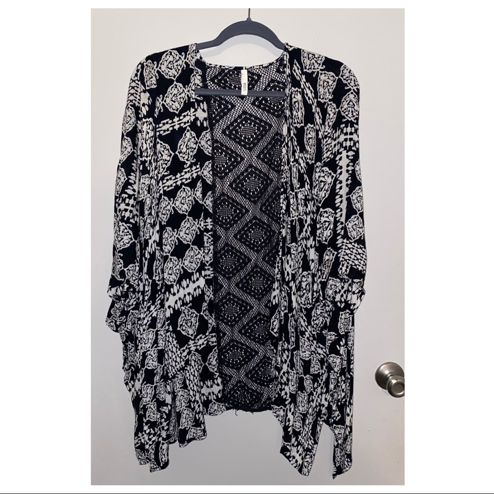 Black and white patterned kimono